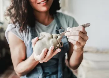 Materialauswahl in der Skulpturenproduktion